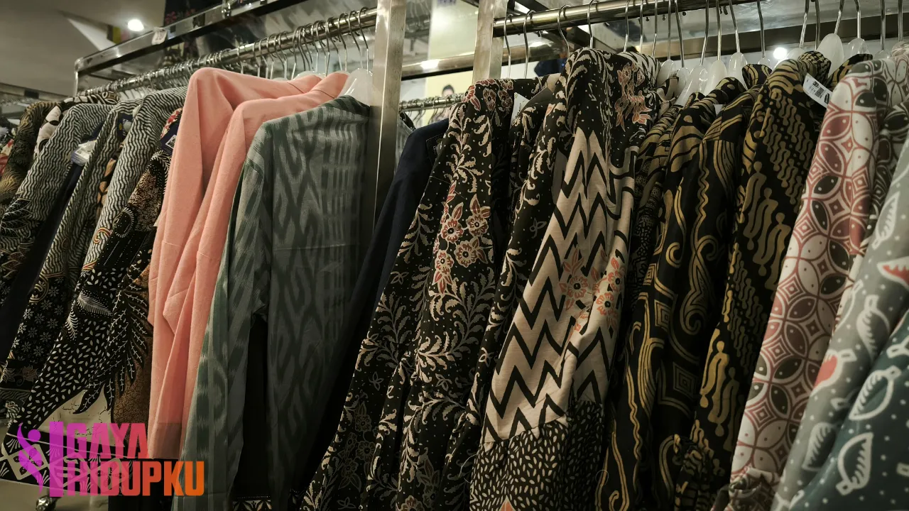 10 Model Baju Batik Pria Untuk Kantor
